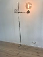 Französische modernistische Stehleuchte aus Eisen 40er, 50er