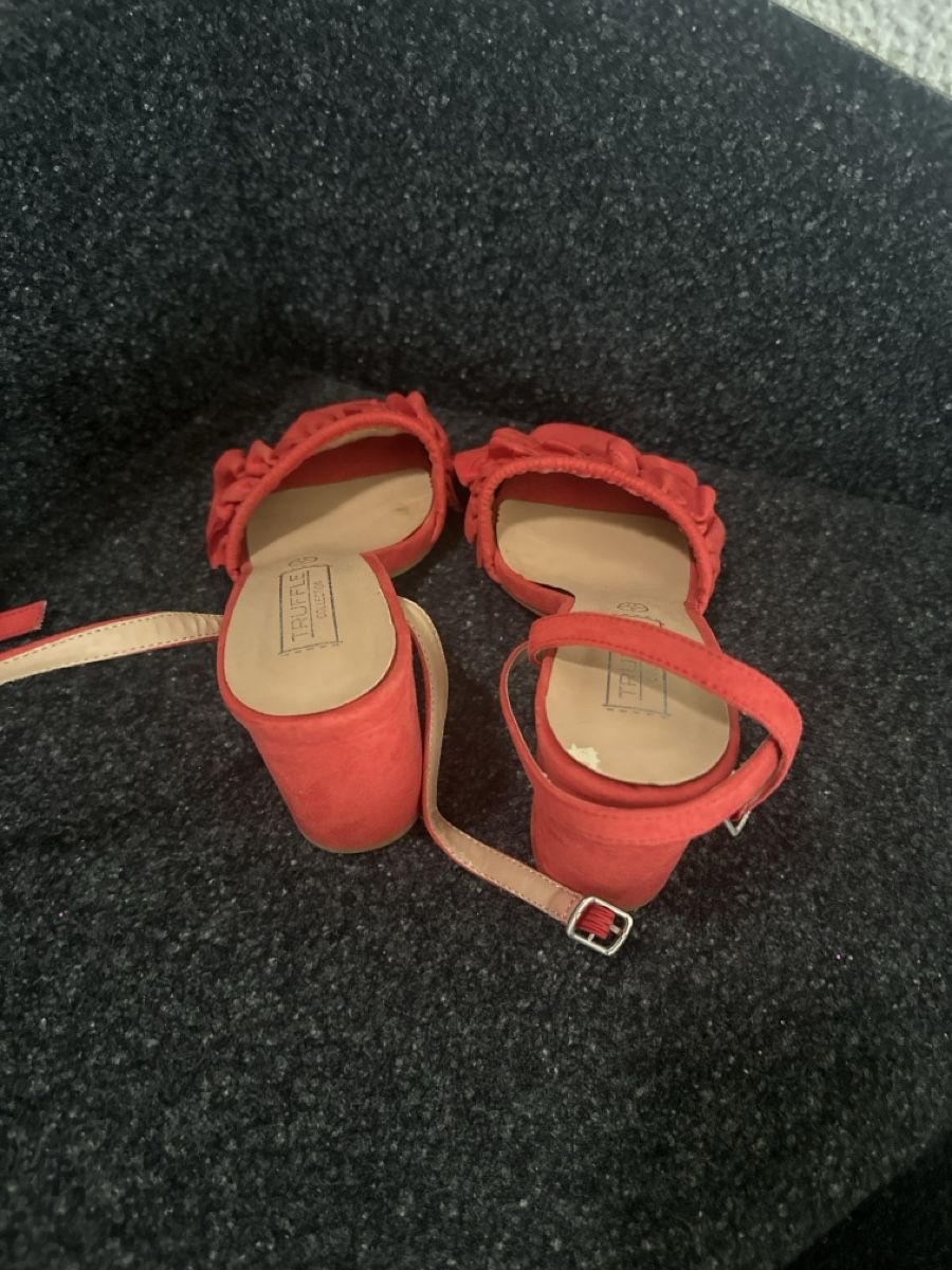 Scarpe da donna: Red Truffle Collection Ruffle Heels - Size 37! – Usato da Murgenthal venduto da mar_q2yf 1