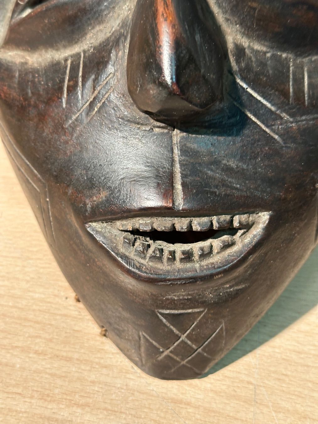 Internationale Kunst: Masque africain ancien en bois sculpté à la main – Gebraucht aus Lausanne von artnouveau04 2