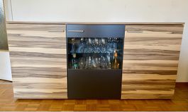 Meuble buffet à trois portes, style bois neutre