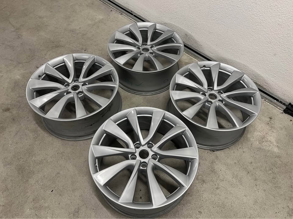 Tesla Felgen: Tesla Model 3 Original Performance Felgen 20 Zoll – Gebraucht aus Pratteln von pne_s8lz