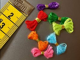 7 Stickgarne sortiert für die Puppenstube.