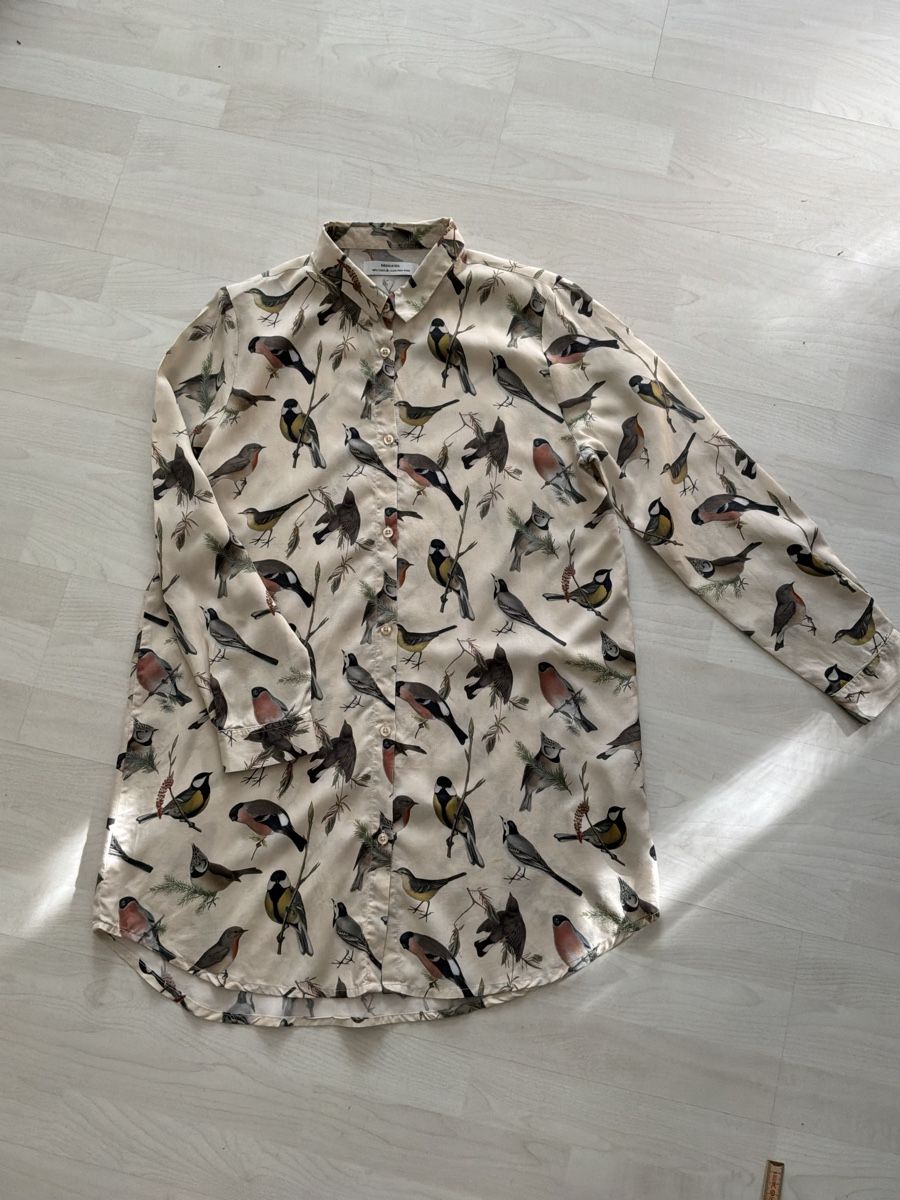 Camicette: Hemdbluse von DEDICATED, gelb-beige mit Vogelprint – Usato da Bremgarten AG venduto da Belana0