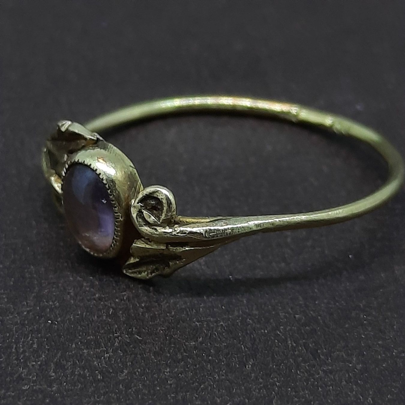 Anelli: Filigraner Goldring mit Sativ Edelstein – Usato da Unterägeri venduto da Altgoldschmuck 2