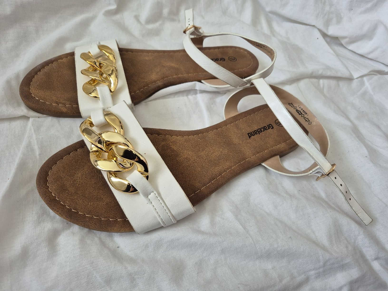 Graceland Scarpe da donna: Sandales Graceland, blanches avec chaîne dorée – Nuovo (secondo la descrizione) da Meyrin venduto da kka_b6jn 1