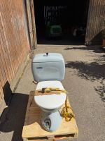 Klosettanlage mit Warmwasserdusche und Warmlufttrocknung