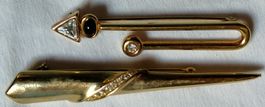 Modeschmuck Zwei goldfarbene Stabbroschen 6 und 8 cm. lang