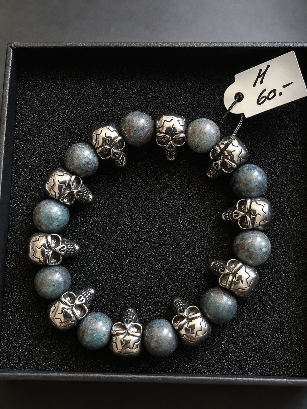 Bracciali & Braccialetti: Bracelet perles grises et têtes de mort  – Nuovo e nell'imballaggio originale da chatel St denis venduto da AD.Leder.Cuir