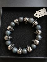 Bracelet perles grises et têtes de mort 