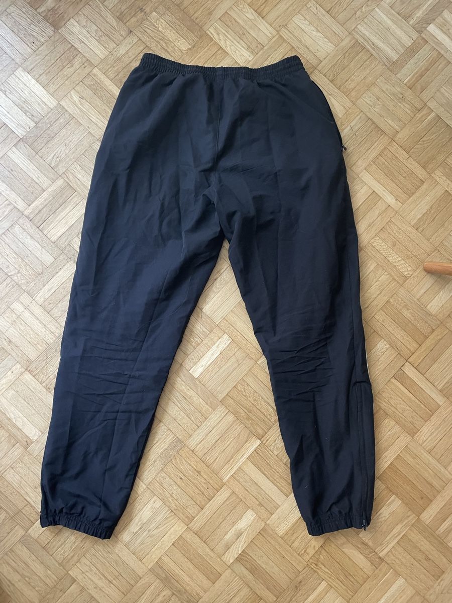 Adidas Pantaloni: Adidas Trainingshose, schwarz, Grösse M – Usato da Zürich venduto da Carlajimena 5