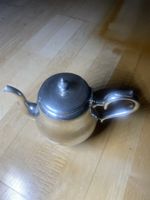 Elegante antike Teekanne aus versilbertem Metall – wundersch