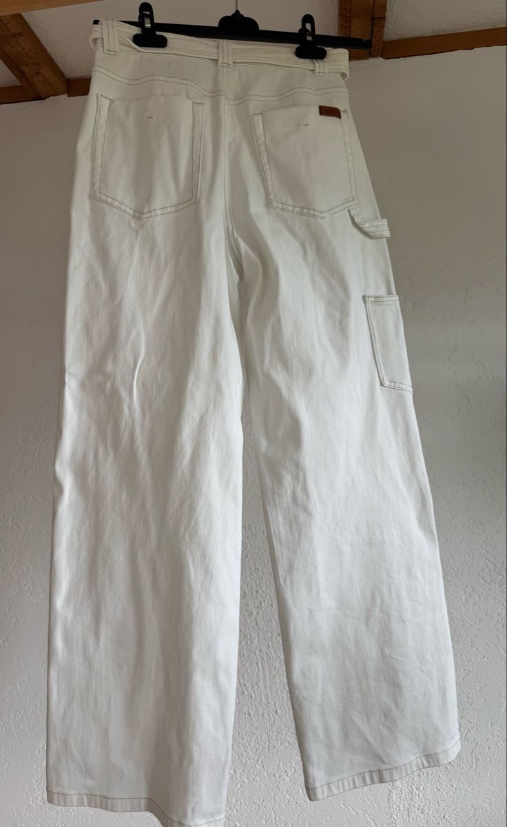 Jeans: White cargo jeans  – Usato da Männedorf venduto da Clearskies 1