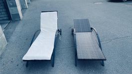 2 Sonnenliegen mit Auflagen