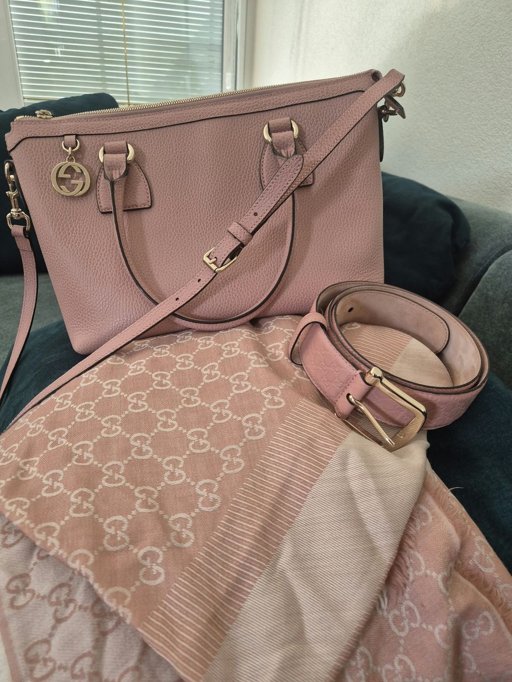 Gucci Lotti di vestiti: Gucci Herbstset - Tasche, Gurt, Schal. – Usato da Bottmingen venduto da Plemenito 1