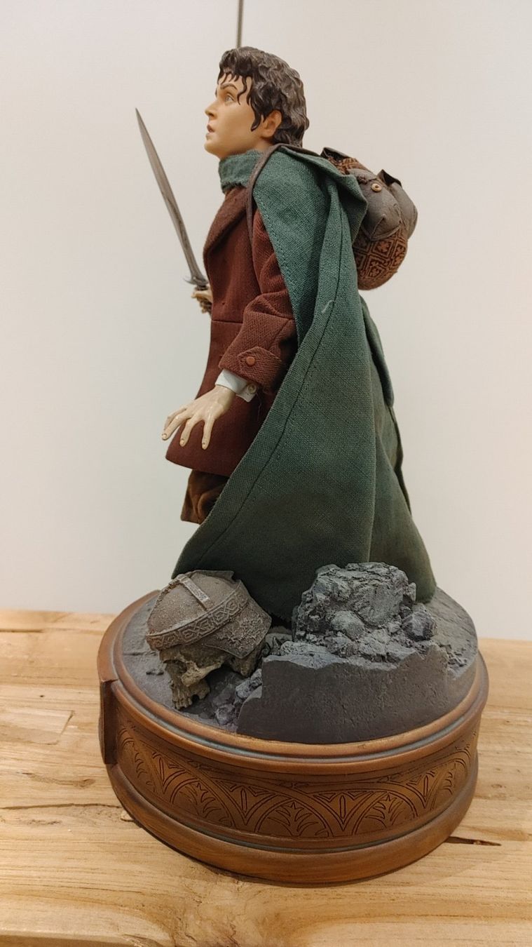 Statuette: Sideshow HERR DER RINGE FRODO Premium Format Figur 1/4 – Usato da Schwändi GL venduto da Petra2134 2