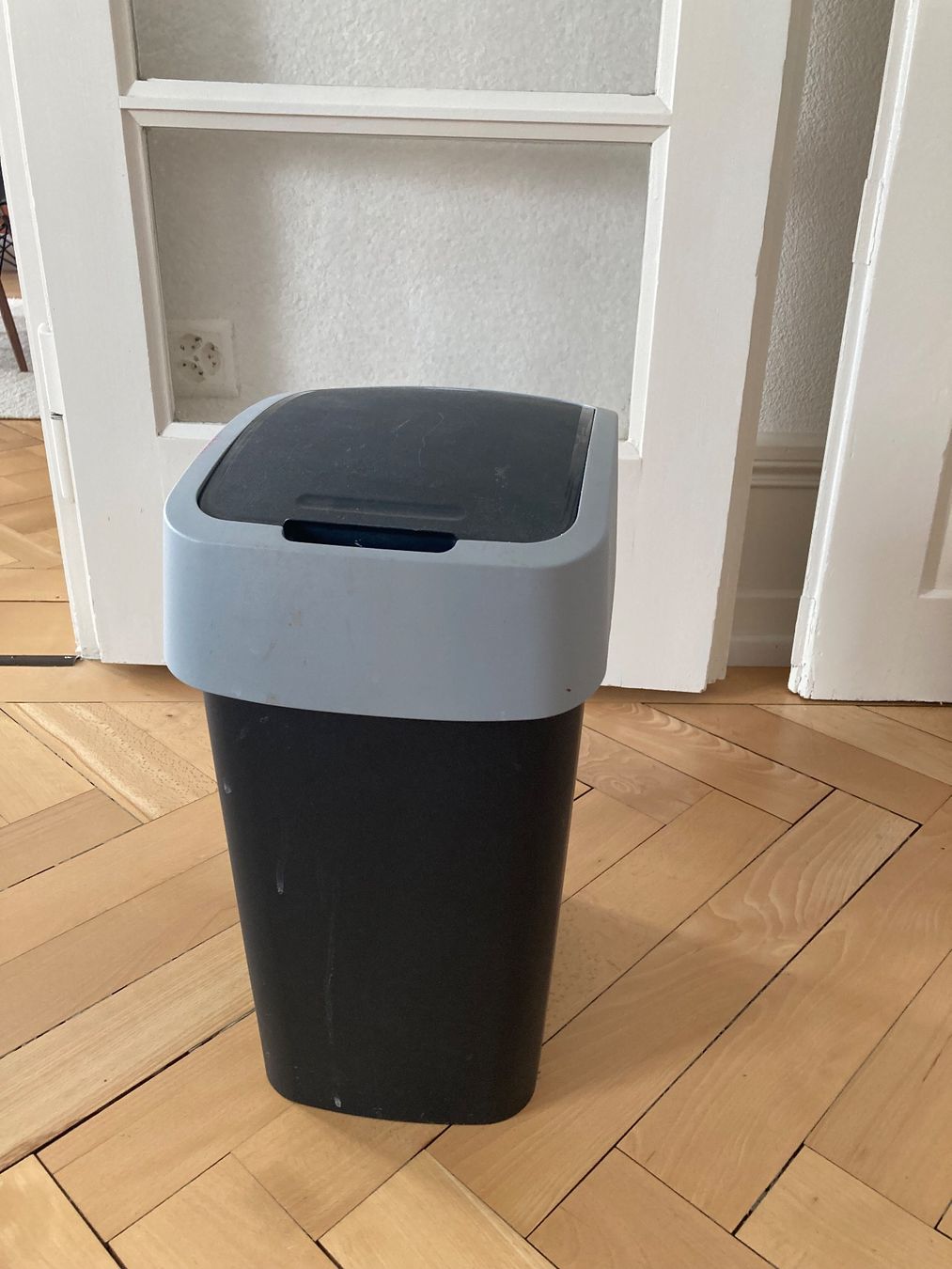 Poubelles: Abfalleimer mit Deckel schwarz/grau 46cm hoch – D'occasion à Zürich par mar_y2x7 1