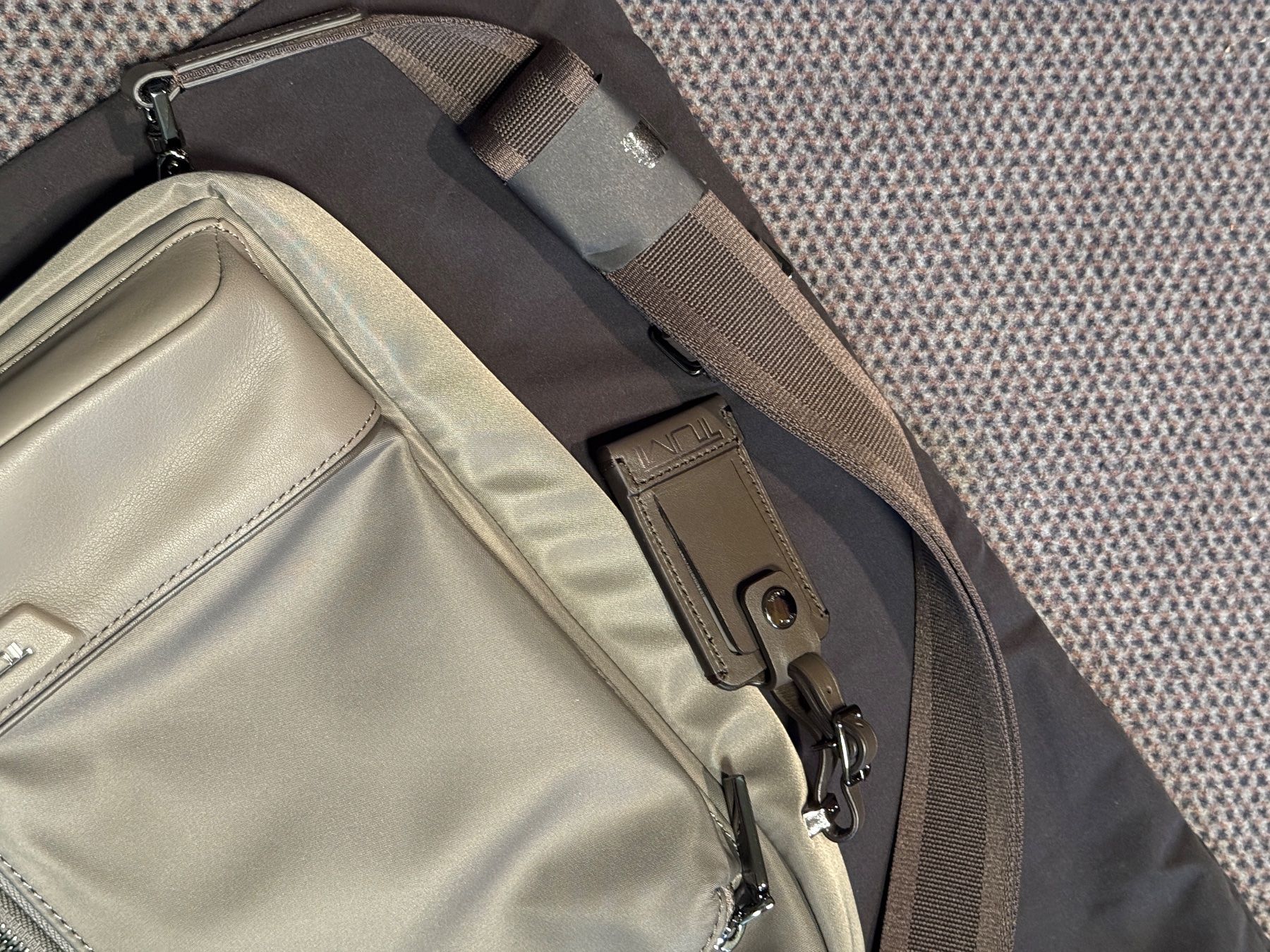 Tumi Taschen: tumi HARRISON Gregory Sling – Neu (gemäss Beschreibung) aus Unterseen von SONY-CoolGo 2