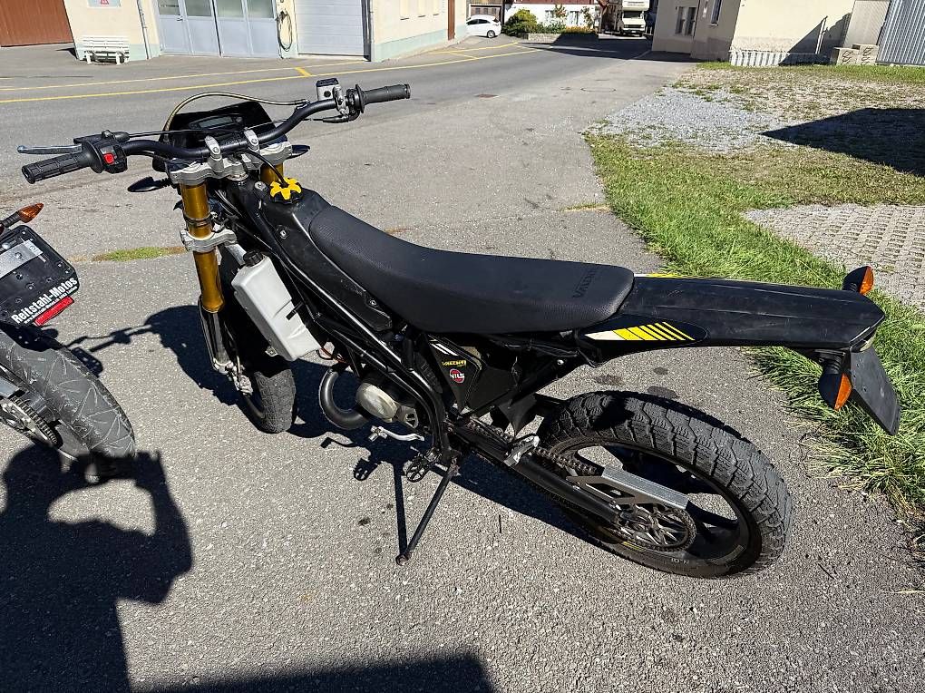 Strasse: VALENTI RACING N50 Naked beide Motorräder  – Gebraucht aus Unteriberg von wg52 4