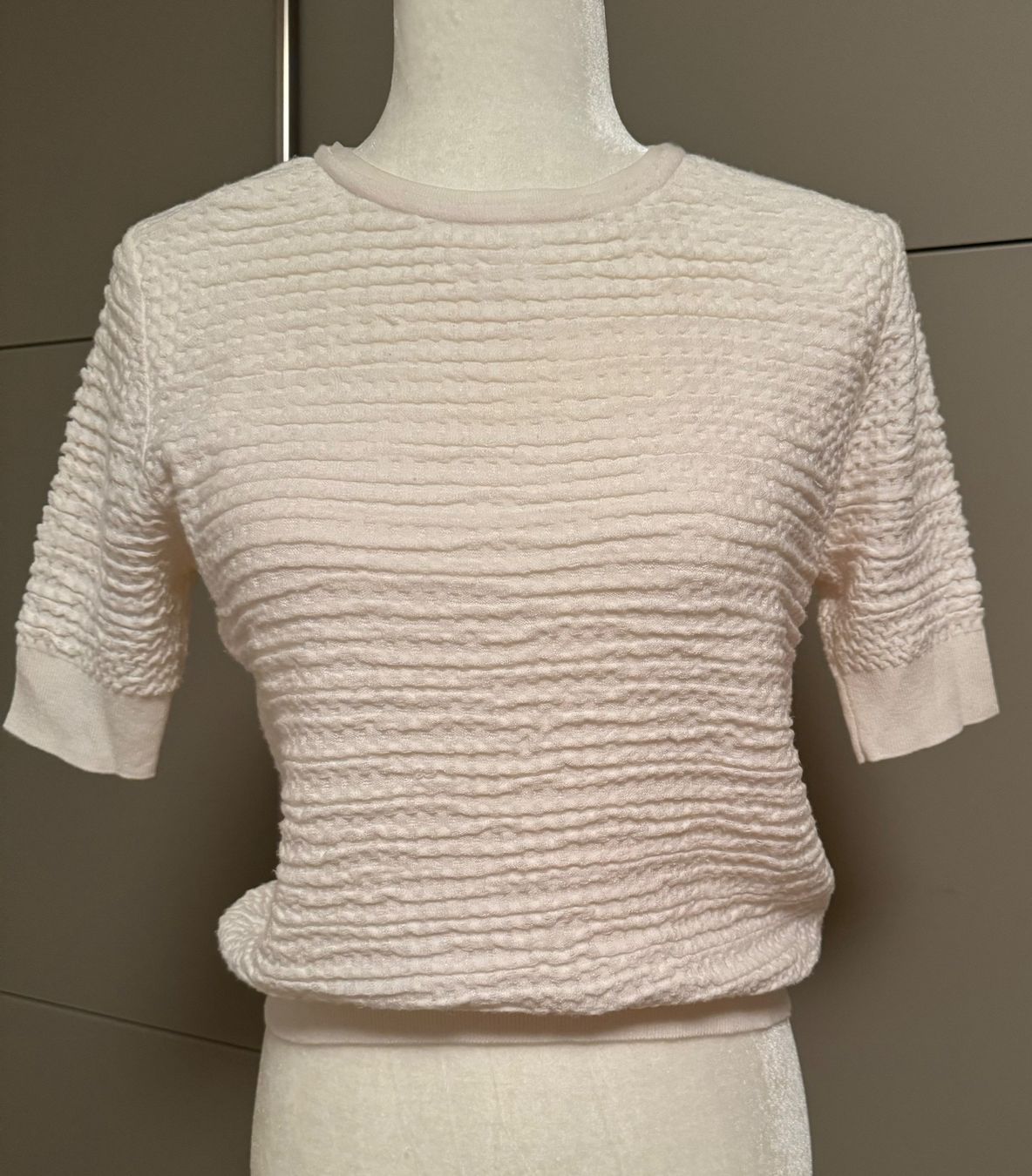 Top: White Carven Short Sleeve Knitted Top Size S – Usato da Vesenaz venduto da nat_mq8l