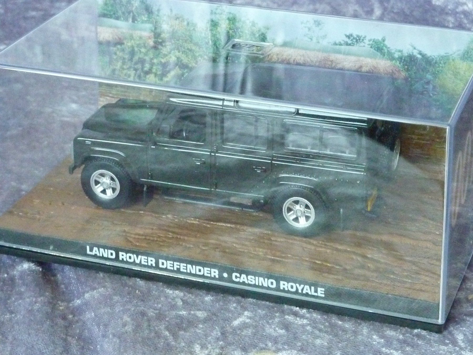 Land Rover Modellini d'auto: Land Rover Defender James Bond  1:43 – Nuovo (secondo la descrizione) da Dürrenäsch venduto da modellautos4you 5