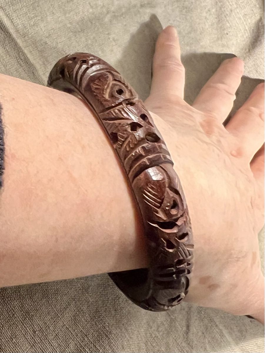Armbänder & -reifen: Bracelet jonc en bois sculpté, Inde, vintage – Gebraucht aus Genève von DELIRBEADS