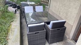 Rattan-Gartengarnitur mit Tisch und Kissen – sehr guter Zust