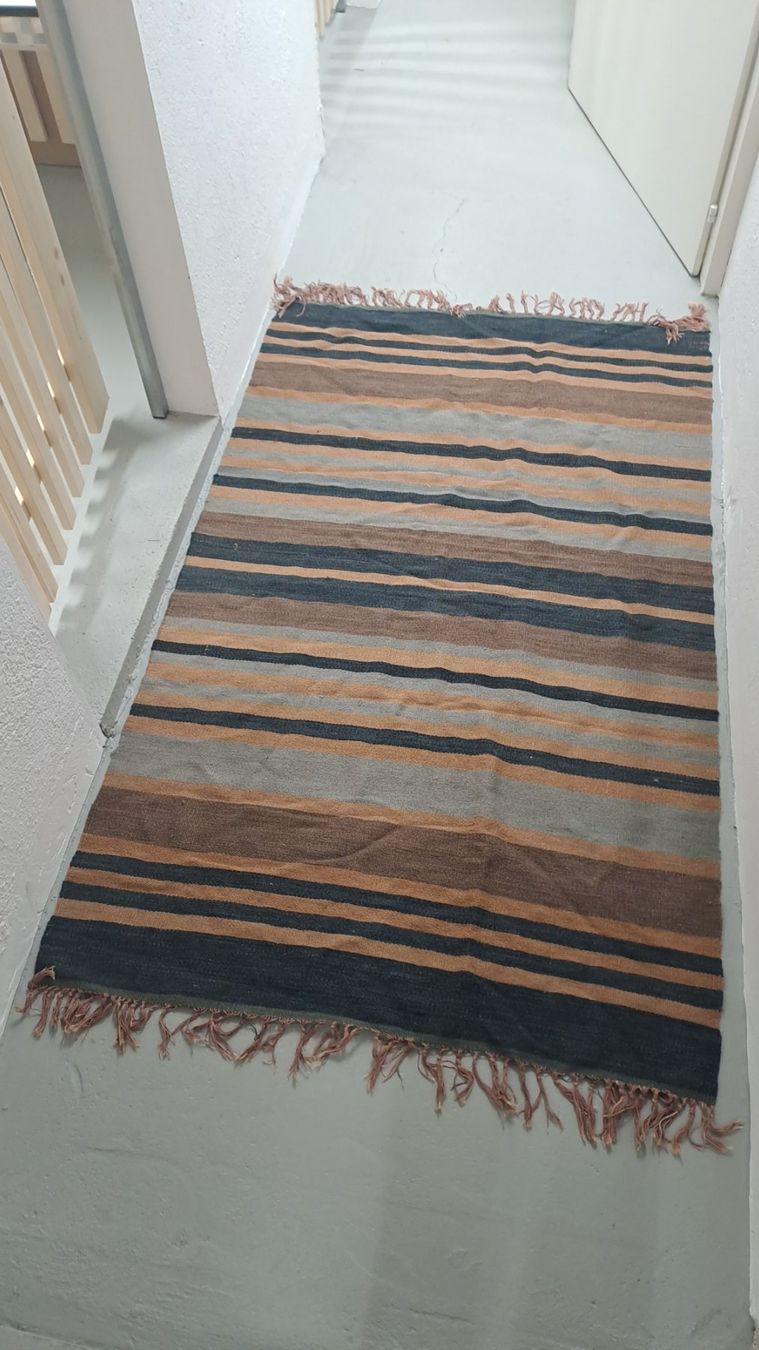 Tapis: Teppich mit Farbenstreifen und Fransen – D'occasion à Zürich par Callea 1