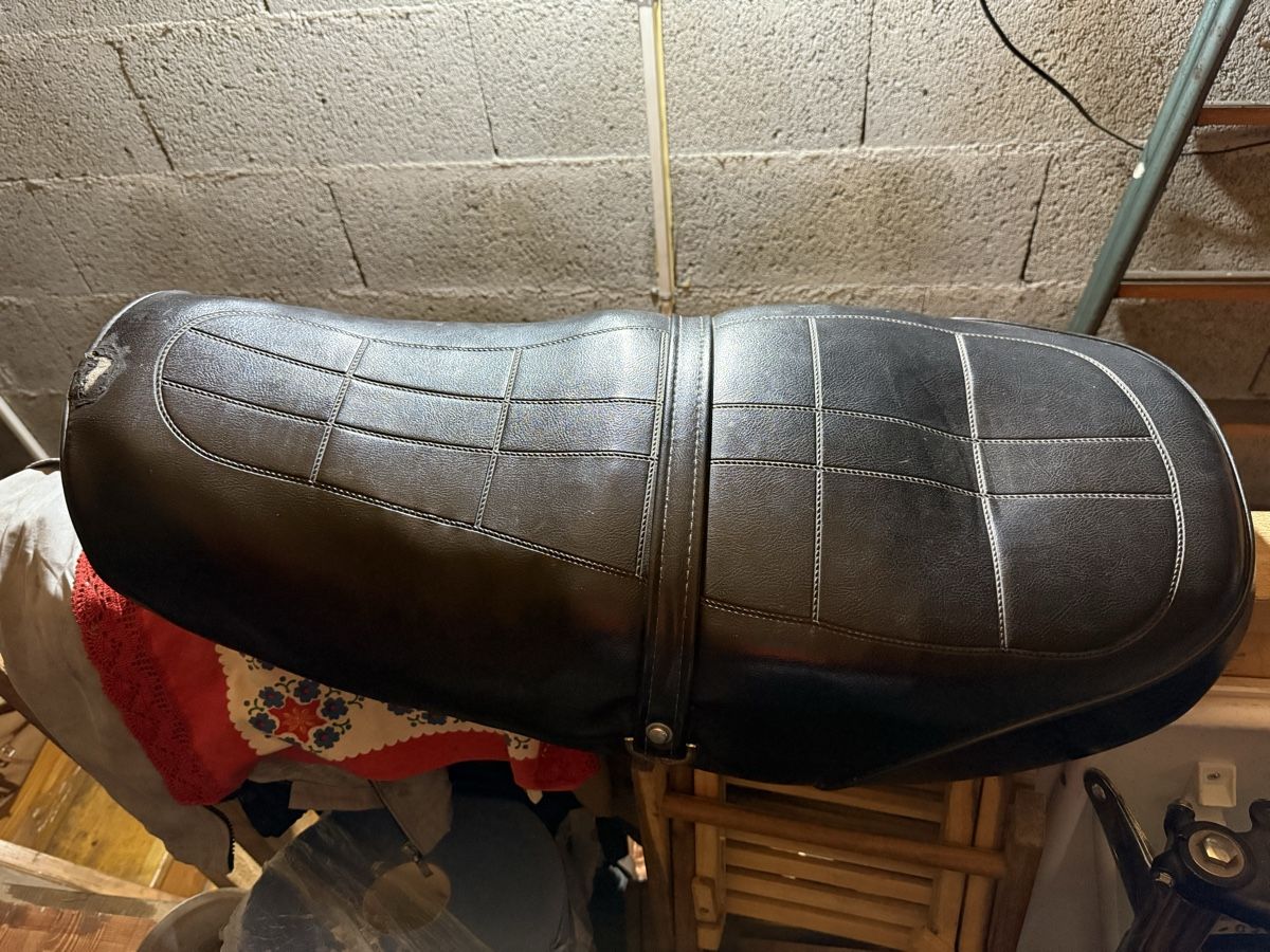 Kawasaki Tutti i ricambio per moto: Selle Kawasaki Z1 900 – Usato da Bouveret venduto da vit_br9v