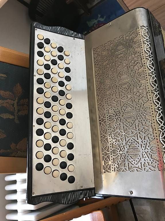Instruments de musique: accordeon chromatique  – D'occasion à Neuchâtel par salade03