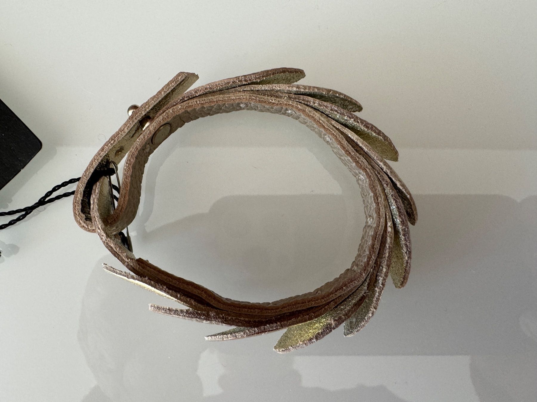 Marc Cain Bracciali & Braccialetti: marc cain armband leder schuppenmuster – Nuovo e nell'imballaggio originale da Volketswil venduto da praxis12 2