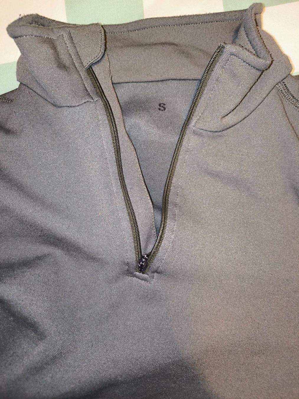 Armée suisse Pulls & Sweat-shirts: Militär Roll-Shirt 06 Grösse S – Neuf avec emballage d'origine à Zürich par franfriedrich