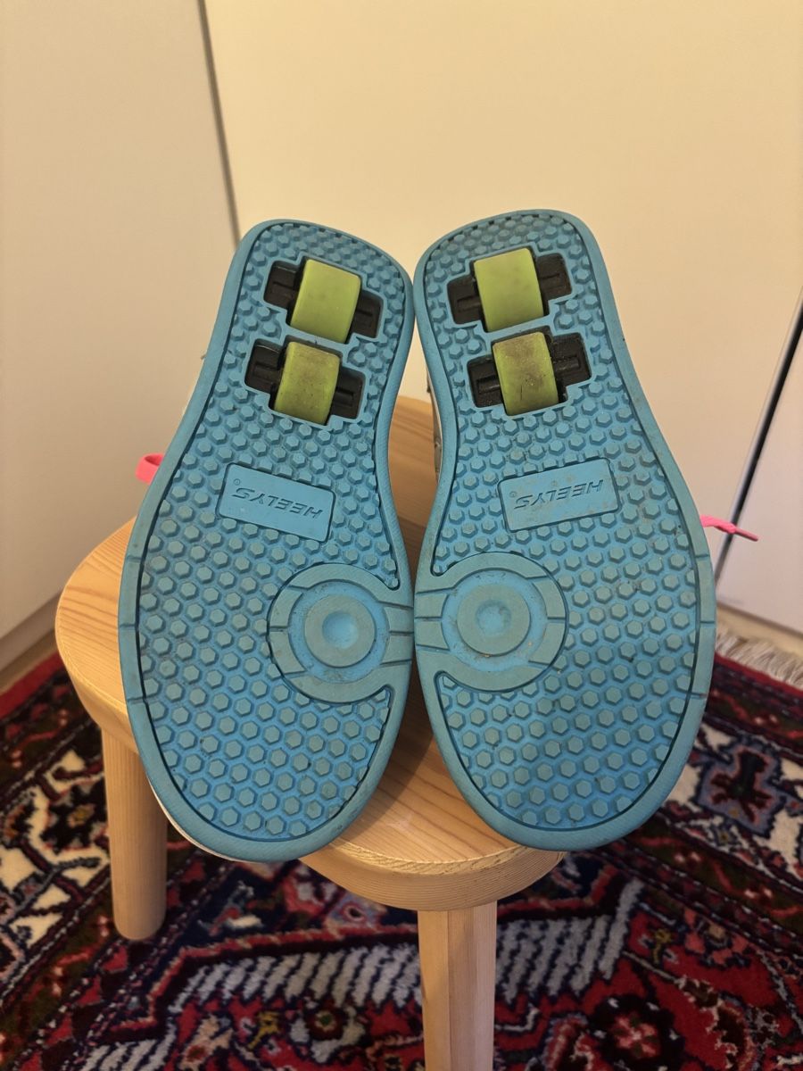 Heelys Scarpe per ragazzi: Heelys chaussures à roulettes  – Usato da Pully venduto da miss3shai 3