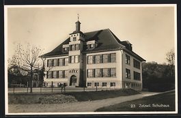 Zetzwil, Schulhaus mit Hof und Strasse
