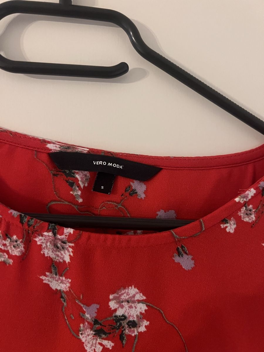 Vero Moda Blusen: Vero Moda Sommerbluse, Gr. S, rot mit Blumenmuster, Top! – Gebraucht aus Meilen von sculptur 1