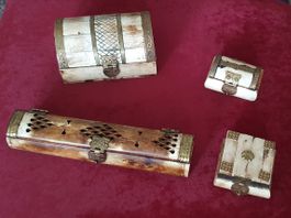 4 Bein-Schatulle mit Messingmontierung