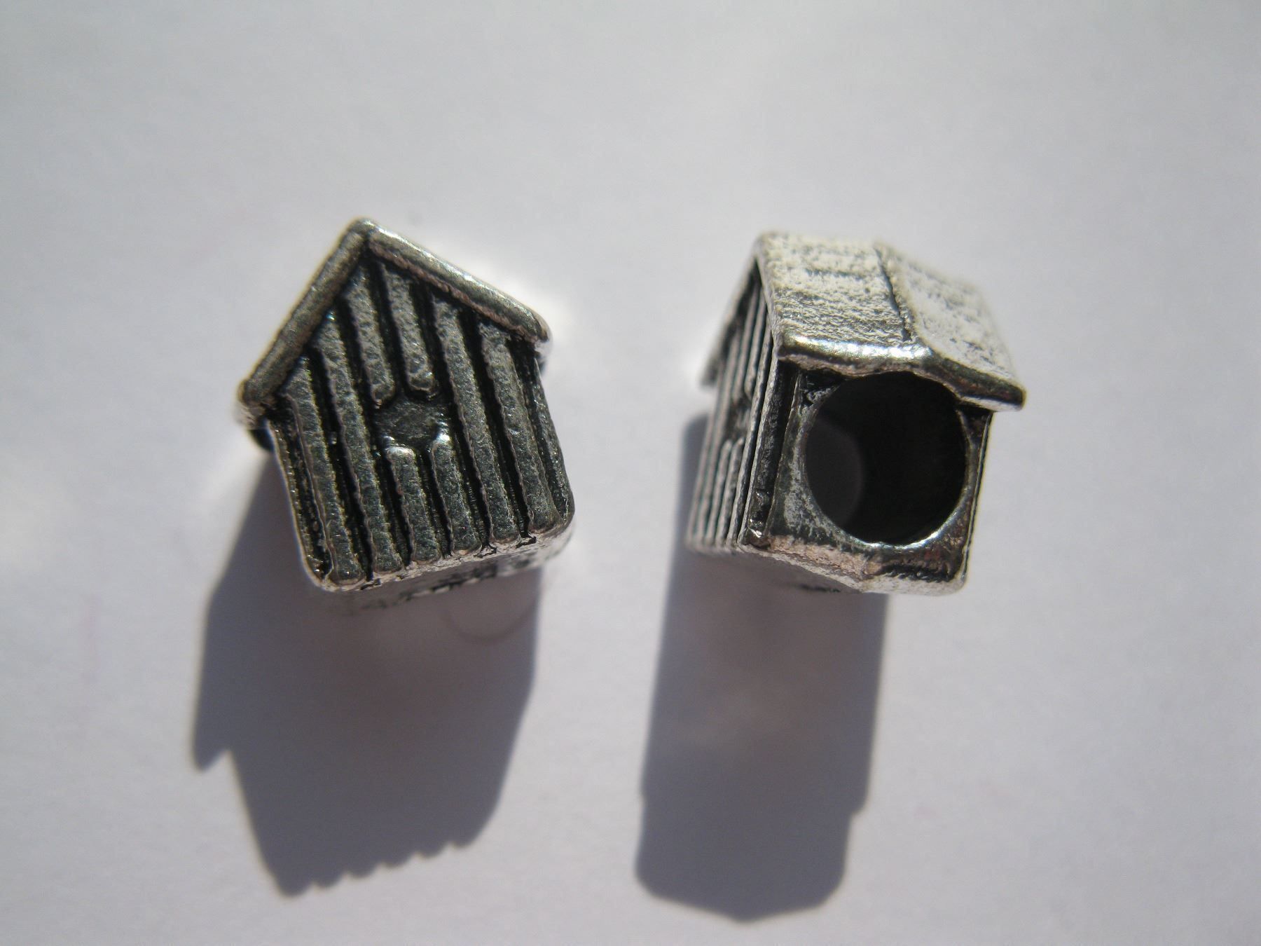 Perlen (unechte): 3 Grosslochperlen, Beads, Metallperlen Haus – Neu und originalverpackt aus St. Margarethen TG von LuanaKa 2
