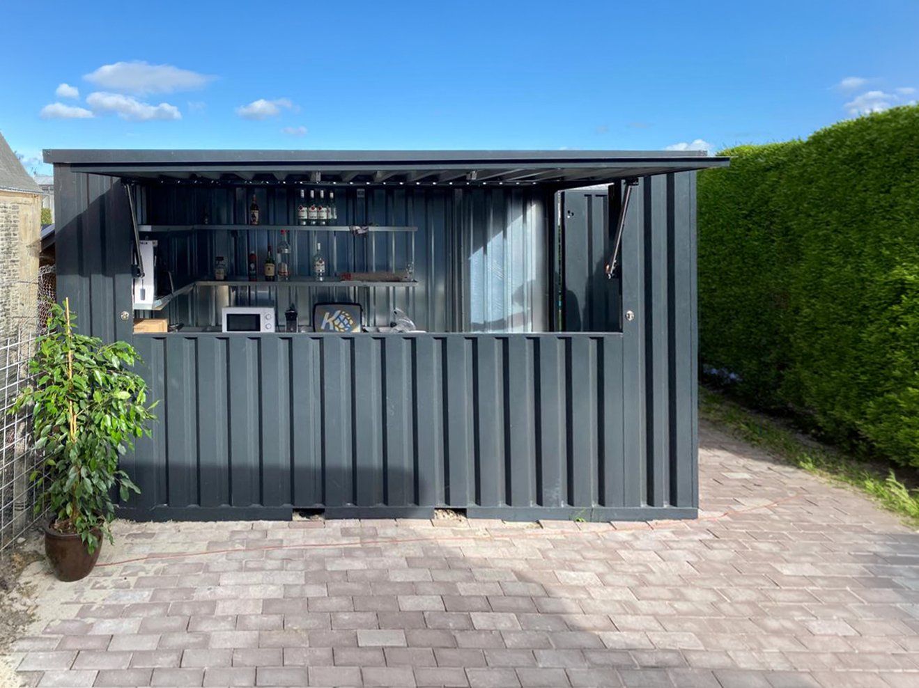 Contenitori edile: Moderner Barcontainer 4 × 2 m in Anthrazit – Usato da Schaffhausen venduto da Selbstbaucontainer 4