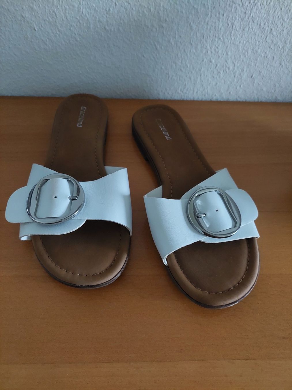 Graceland Scarpe da donna: WEISSE PANTOLETTEN GR. 37 – Usato da Münchenstein venduto da Strupfi