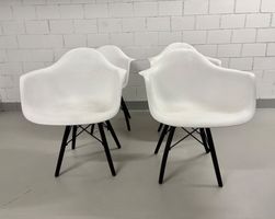 VIER STÜHLE, WEISSE SCHALEN, SCHWARZER HOLZFUSS, À LA EAMES