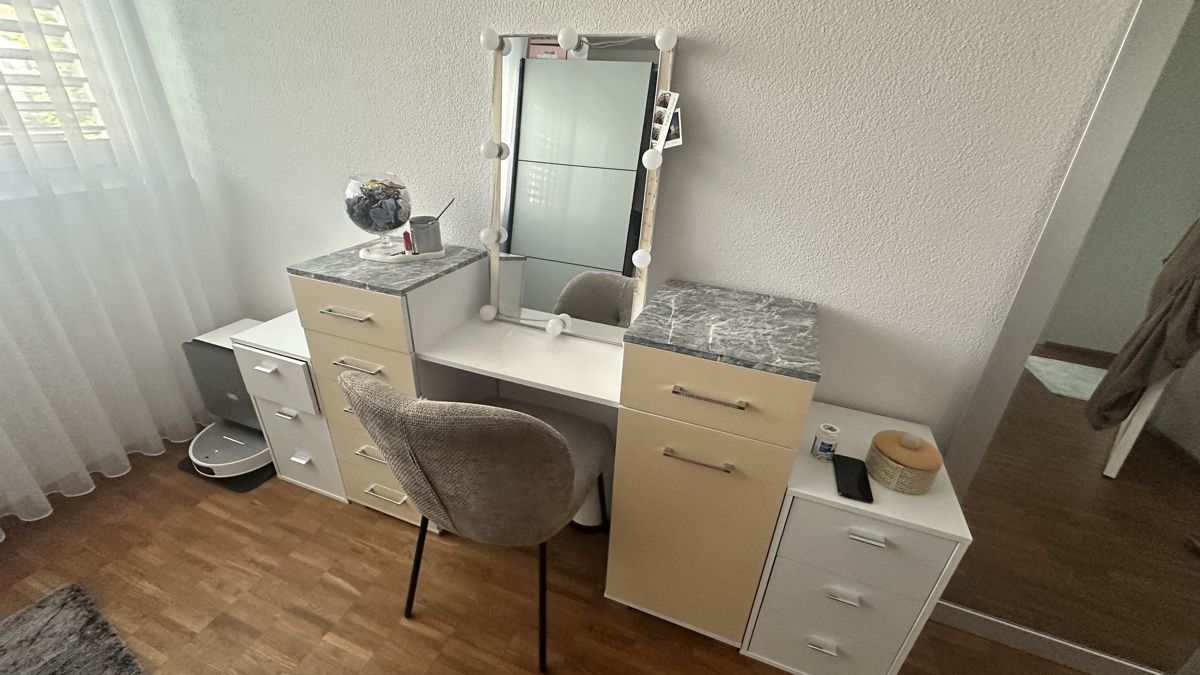 Schminktische: Schmicktisch von Otto + 2 Nachttische – Gebraucht aus Romanshorn von tin_k9vg