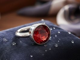Eleganter Silberring 925 mit facettiertem Stein in Rot - Neu