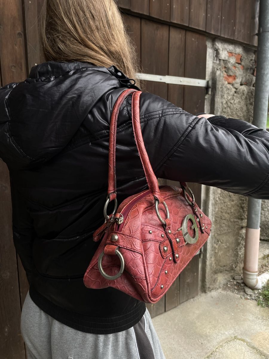 Guess Borse da donna: Guess Handtasche, Kroko-Optik, rot – Usato da Eggenwil venduto da CNSRVINTAGE 3