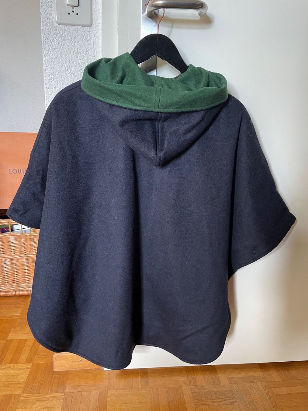 Giacche & Cappotti: Poncho 100% Wolle / Made in Austria – Nuovo (secondo la descrizione) da Küsnacht ZH venduto da Ulla-ZH 2
