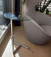 Höhenverstellbarer Glas-Beistelltisch / Laptoptisch