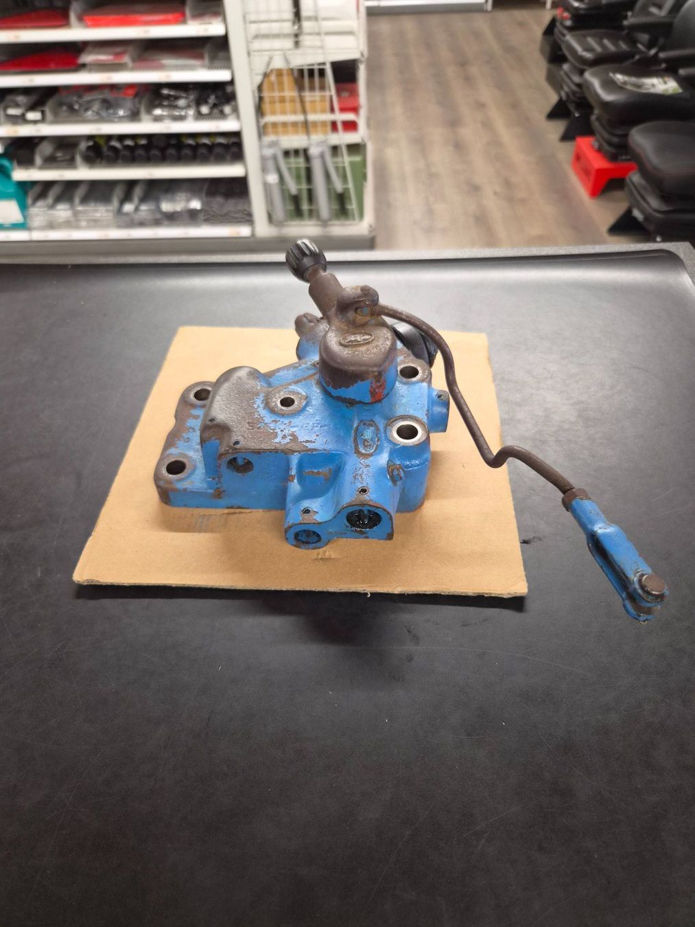 Autres pour métaux et serrurerie: Hydraulikventil, Steuerventil zu Ford Traktor gebraucht – D'occasion à Buttisholz par traktorenwerkstatt 2