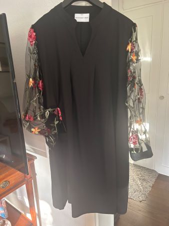 Kleid schwarz mit Blumenstickerei auf d.Ärmeln Groesse XL
