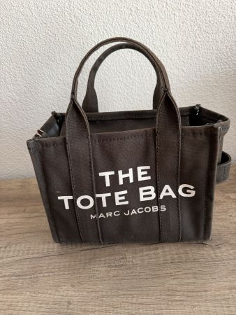 Marc Jacobs – The Tote Bag, klein, Schwarz (verblasst).