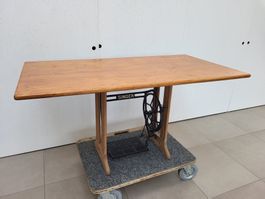 Tisch mit Nähmaschinenuntergestell (Upcycling)
