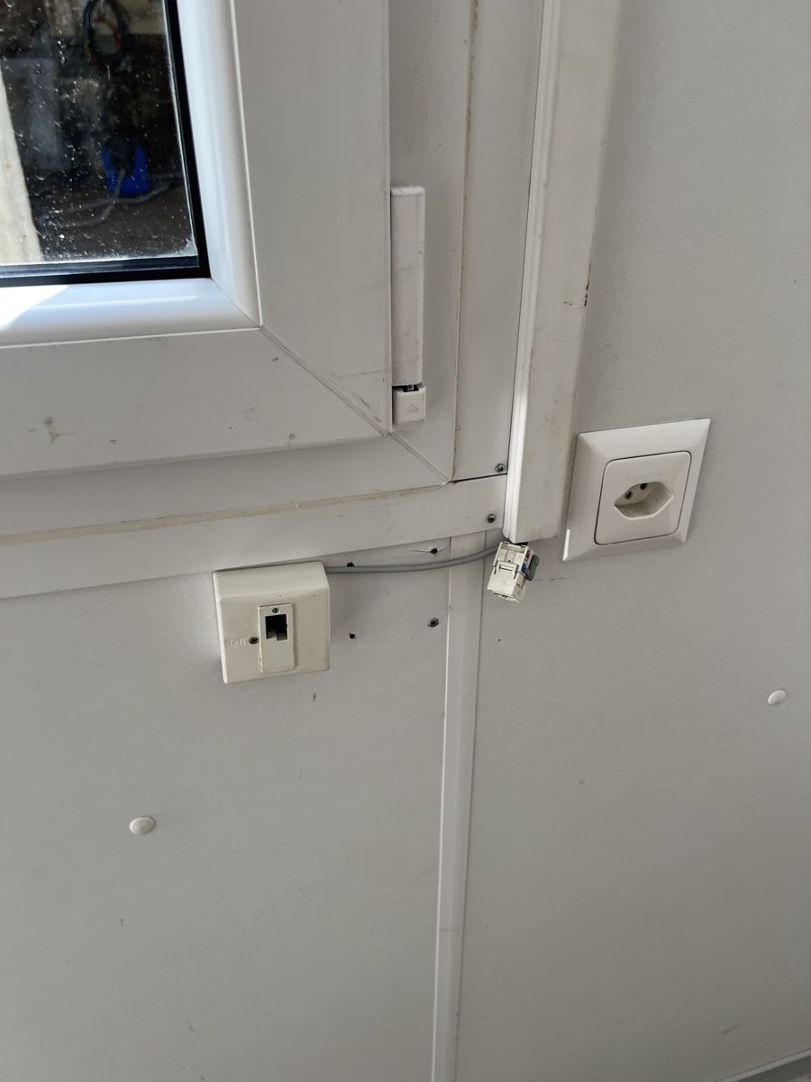 Contenitori edile: Wohn / Bürocontainer 6m x 2.43m x 2.68m – Usato da Hundwil venduto da panzermech 7