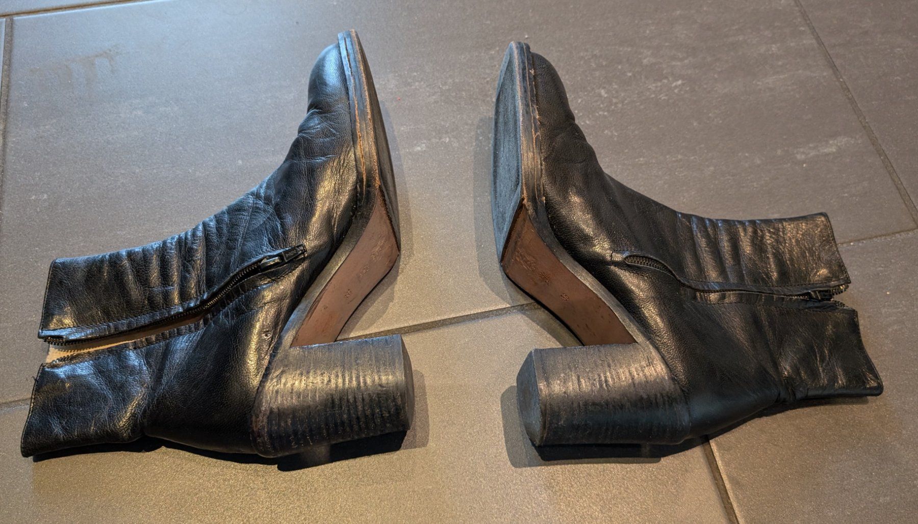 Scarpe da donna: Schwarze Lederstiefelchen Grösse 38 – Usato da Zürich venduto da richardeigenmann 2